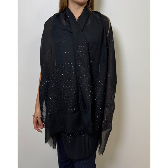 Chic and lightweight black shawl featuring delicate horizontal stripes - Picture 2 of 3